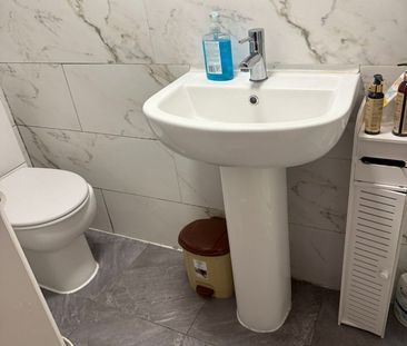 Studio Flat, Bronte Close, IG2 - Photo 1