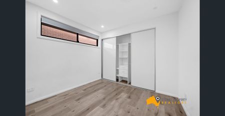 Beautiful Big House in Leppington, Opposite to the Amity College. - Photo 4