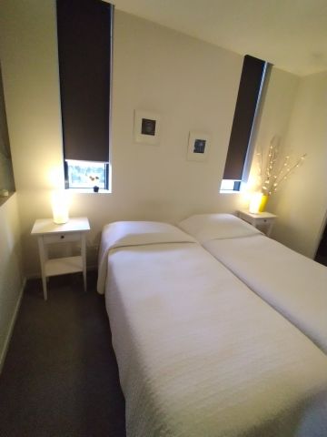 FULLY FURNISHED in CARLTON – FANTASTIC LOCATION! - Photo 3