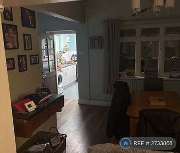 1 bedroom in a house share to rent - Photo 2
