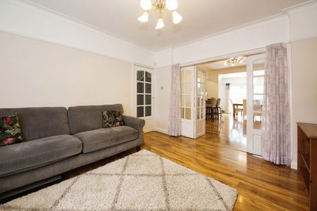 4 Bed Terraced House, West Court, HA0 - Photo 2