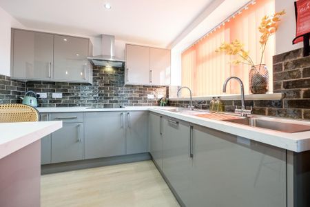 1 bedroom in a house share to rent - Photo 4
