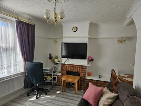 2 Bed End Terrace, Keedonwood Road, BR1 - Photo 5