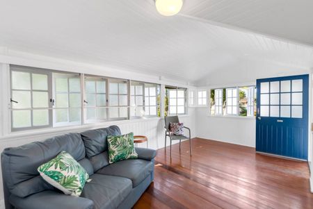 CITY FRINGE SEMI-FURNISHED HOME - Photo 4