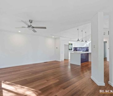 Spacious & Comfortable 4-Bedroom Family Home in Fraser - Photo 5