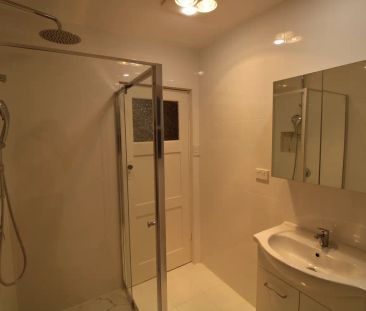 “Charming 2-Bed Art Deco Apartment Steps from St Kilda Beach” - Photo 6