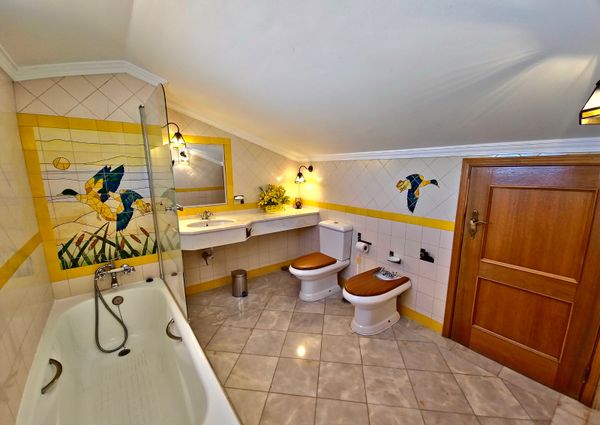 Moradia com piscina, jardim, totalmente equipada e mobilada