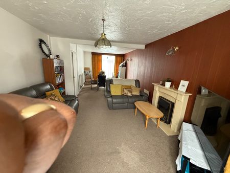 4 Bed Terraced House, Oldfield Road, CV5 - Photo 2