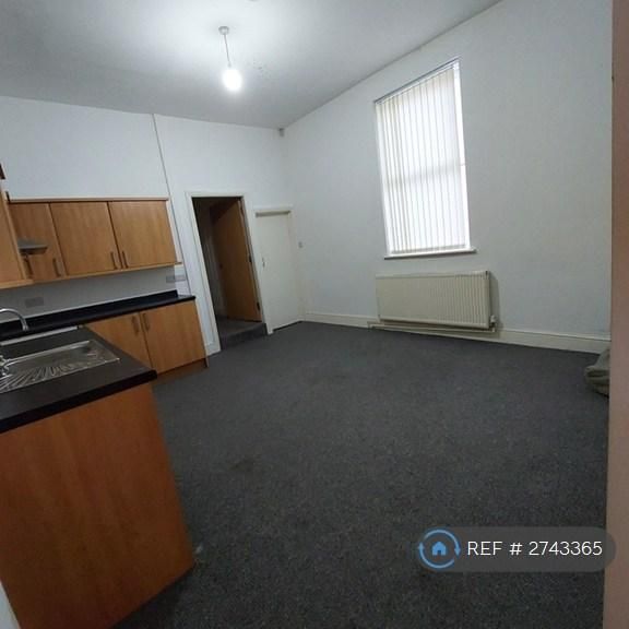 3 bedroom flat to rent - Photo 1
