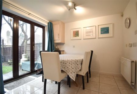 Well presented 4 bedroom townhouse to rent in the popular village of Milton with easy acces to the A10, Cambridge Science park and within walking distance local amenities. GCH. Driveway & Cycle Store. Local amenities close by. Unfurnished. - Photo 3