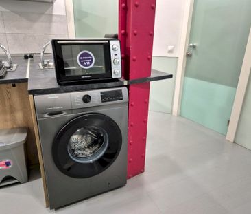 Comfortable and functional room with a private bathroom in the cent... - Photo 4