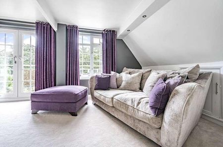 Ravenswood House, Lower Hale, Farnham, Surrey, GU9 - Photo 2