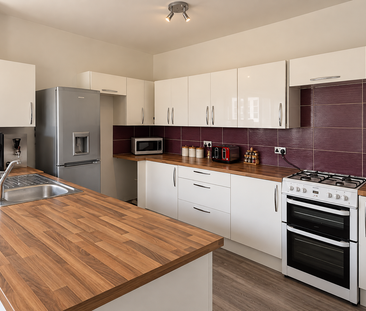 1 bedroom in a house share to rent - Photo 2