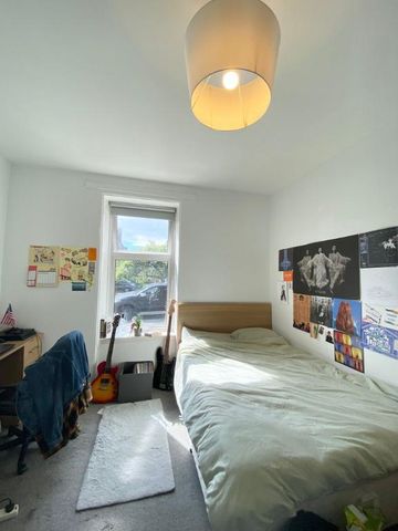 3 bedroom flat to rent - Photo 4