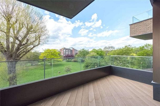 A fantastic 3 bedroom apartment in the iconic Television Centre development with secure, underground parking. - Photo 1