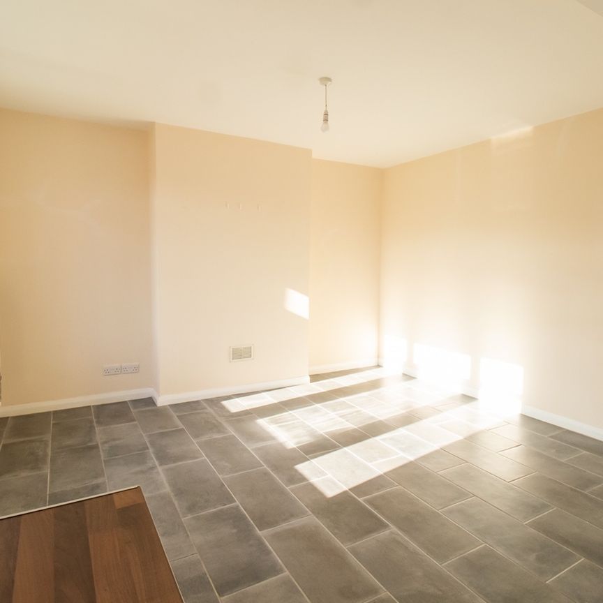 3 Bed Semi-Detached House, Roehampton Drive, LE18 - Photo 1