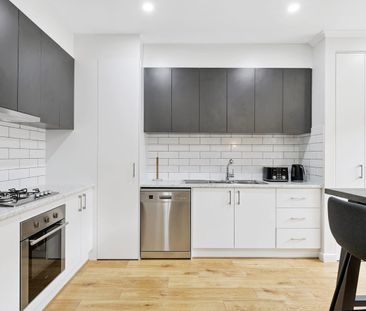 Modern 3-Bedroom Furnished Townhouse! - Photo 3