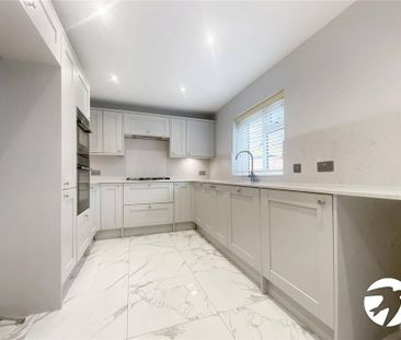 4 bedroom end of terrace house to rent - Photo 1