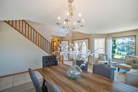 5 Br Family Home In Arbour Lake W/ Triple Garage And Private Lake Access - Photo 2