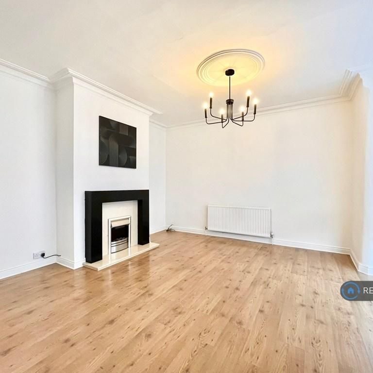 3 bedroom end of terrace house to rent - Photo 1