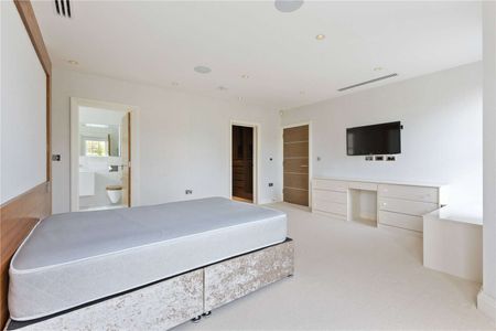 A beautifully presented and luxurious three bedroom apartment overlooking Hadley Wood Golf Course with secure underground parking. - Photo 4