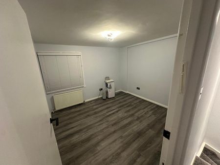 3 bedroom flat to rent - Photo 4