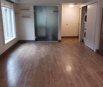 Newly Renovated 2 Bedroom Apartment - Photo 2