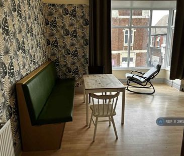1 bedroom in a flat share to rent - Photo 5