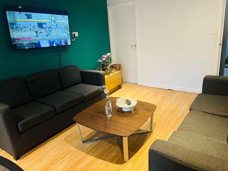 Frederick Grove: Bedroom House, NG7 - Photo 4