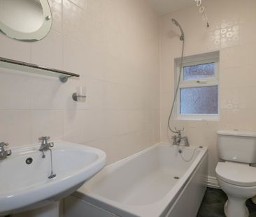 3 bedroom mid terrace to let - Photo 2