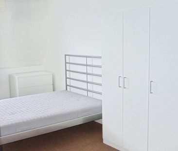 1-Bedroom Apartment with Balcony. The Quarterdeck, Canary Wharf E14 - Photo 6