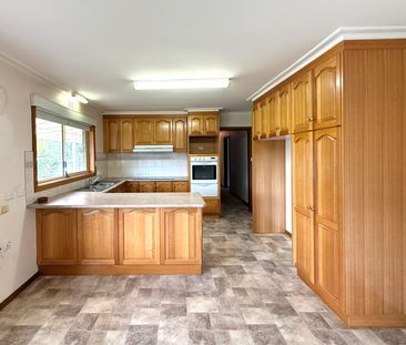 Spacious Home with Vineyard & Sheds - Photo 2