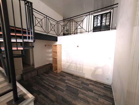 Loft 3 pièces 80m2 MARSEILLE 1ER 1 200 euros - Photo 2