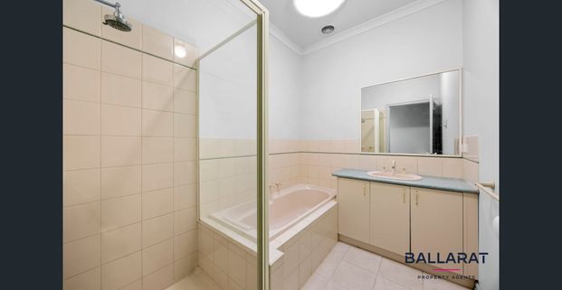 Three Bedroom, Two Bathroom, Double Garage in Central Location - Photo 1