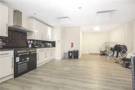 1 bedroom in a house share to rent - Photo 3