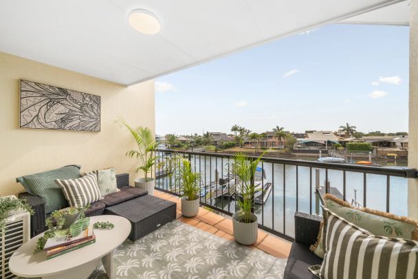 SPARKLING COASTAL TOWNHOUSE WITH CHÍC RENOVATED INTERIOR CONTACT JULIE SYKES 0438 050 110 - Photo 1