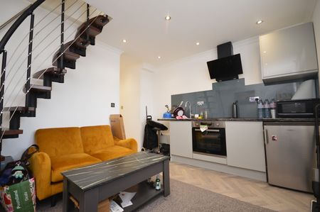 1 Bed Flat, Stradbroke Grove, IG5 - Photo 2