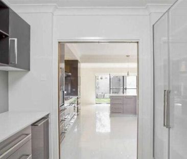 SPACIOUS FAMILY LIVING IN THE GAP - Photo 5