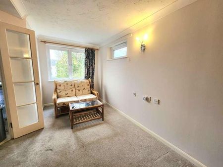 Hart Dene Court, Bagshot, GU19 - Photo 4