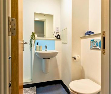 1 bedroom in a flat share to rent - Photo 5