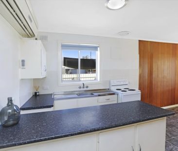 Three bedroom home in convenient beach locale - Photo 6