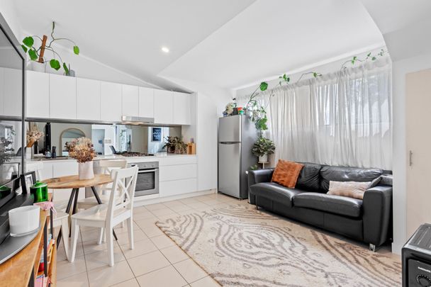 Spacious design with balcony & views | Top floor position - Photo 1