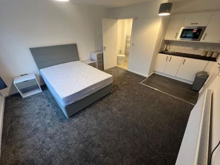 1 bedroom in a house share to rent - Photo 2