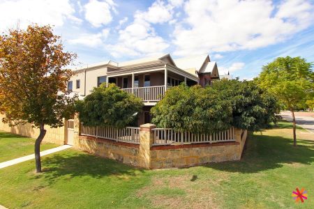 BEAUTIFULLY DESIGNED FAMILY HOME - Photo 4