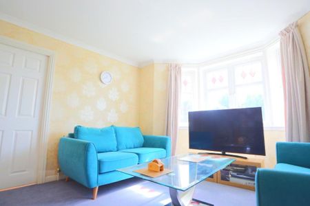 3 bedroom flat to rent - Photo 2