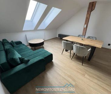 Pronájem plně vybaveného podkrovního bytu 2+kk v centru Znojma - Fotografie 3