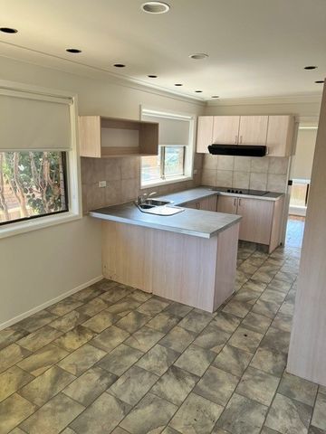 Family Home in Convenient Killarney Vale Location - Photo 4