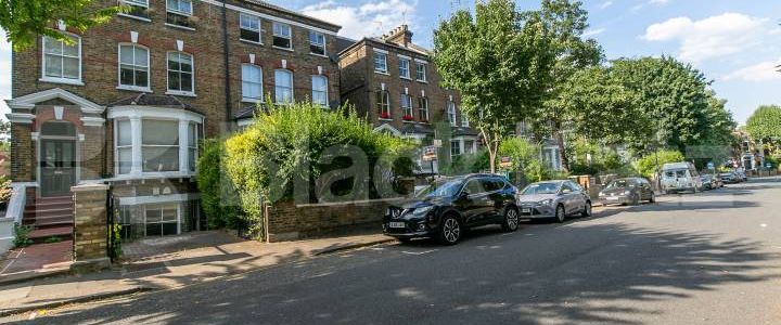 Bright and Modern 3 bedroom on a tree line street within a conservation area - Photo 1