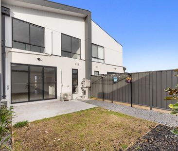 TOWNHOUSE LIVING AT IT'S FINEST! - Photo 6