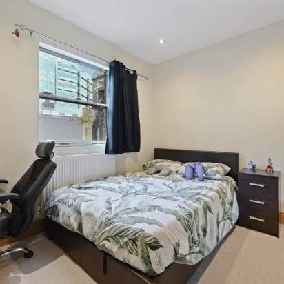 2 bedroom property to rent in London - Photo 1